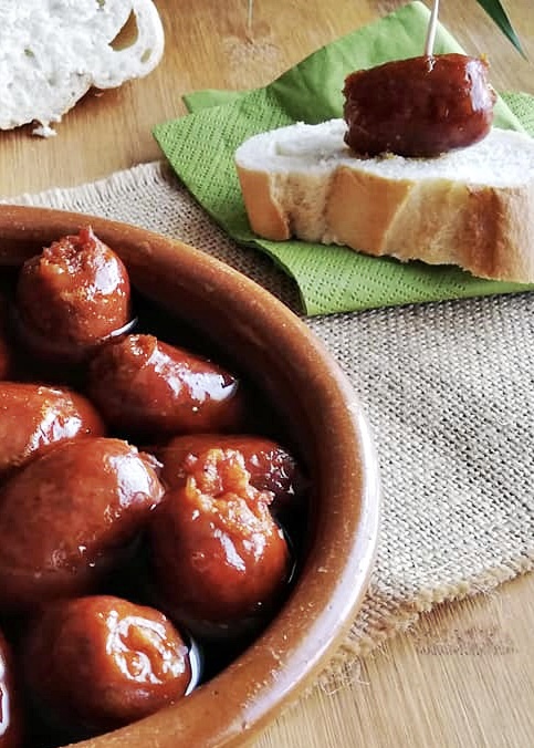 Tapa chorizos a la sidra